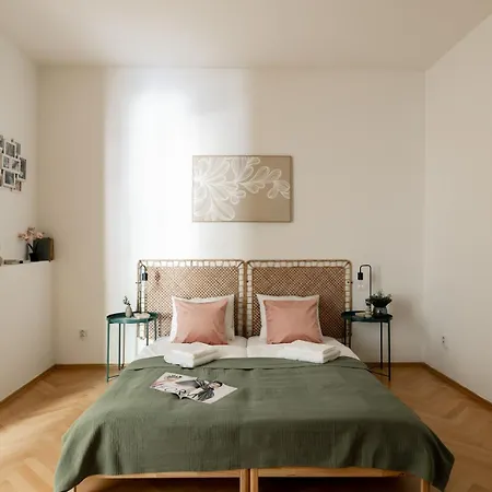 Spacious And Relaxed 2br Ap For Friends And Families Διαμέρισμα Πράγα