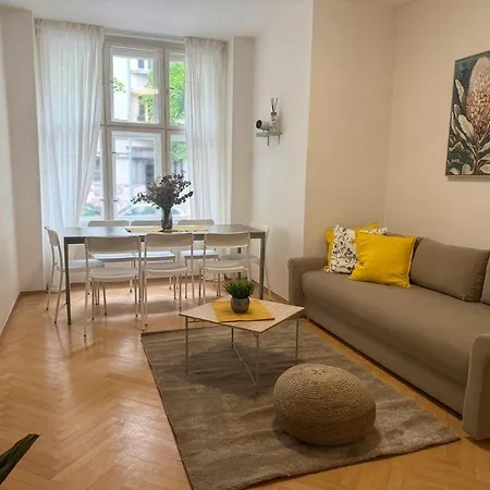Spacious And Relaxed 2br Ap For Friends And Families Διαμέρισμα *