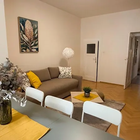 Spacious And Relaxed 2br Ap For Friends And Families